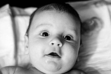 Yatakta uyuyan yeni doğmuş bebek. Yeni doğmuş bebek