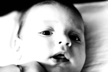 Yatakta uyuyan yeni doğmuş bebek. Yeni doğmuş bebek