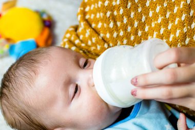 Şişeyle yeni doğmuş bebeği besle. Annelik ve sağlıklı yaşam tarzı kavramı