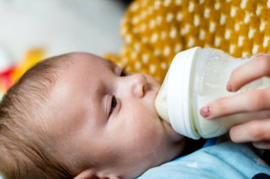 Şişeyle yeni doğmuş bebeği besle. Annelik ve sağlıklı yaşam tarzı kavramı