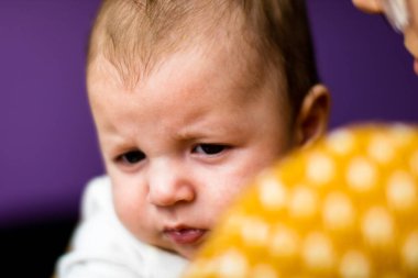 Yatakta uyuyan yeni doğmuş bebek. Yeni doğmuş bebek