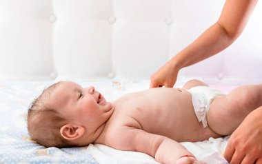 Yatakta uyuyan yeni doğmuş bebek. Yeni doğmuş bebek
