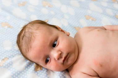 Yatakta uyuyan yeni doğmuş bebek. Yeni doğmuş bebek