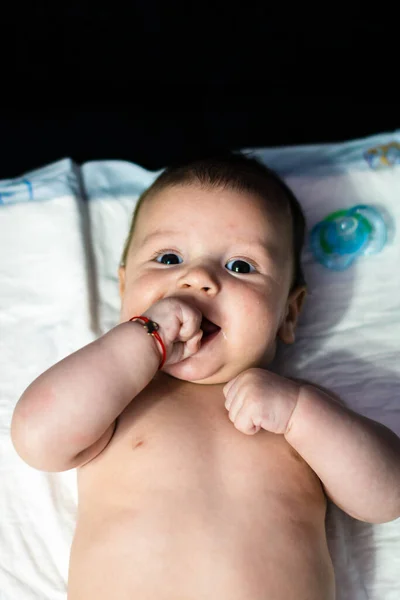 新生児の少年をベッドで寝かせた 新生児 — ストック写真