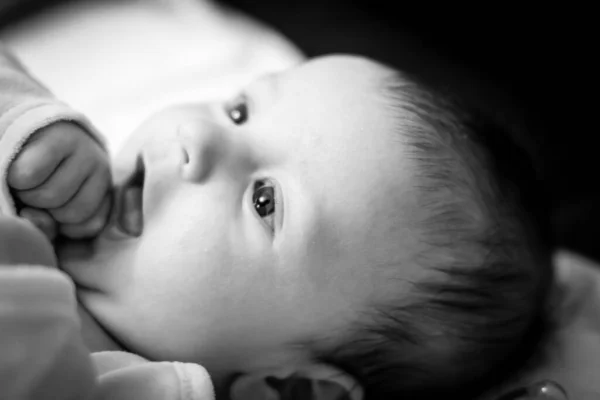 新生児の少年をベッドで寝かせた 新生児 — ストック写真