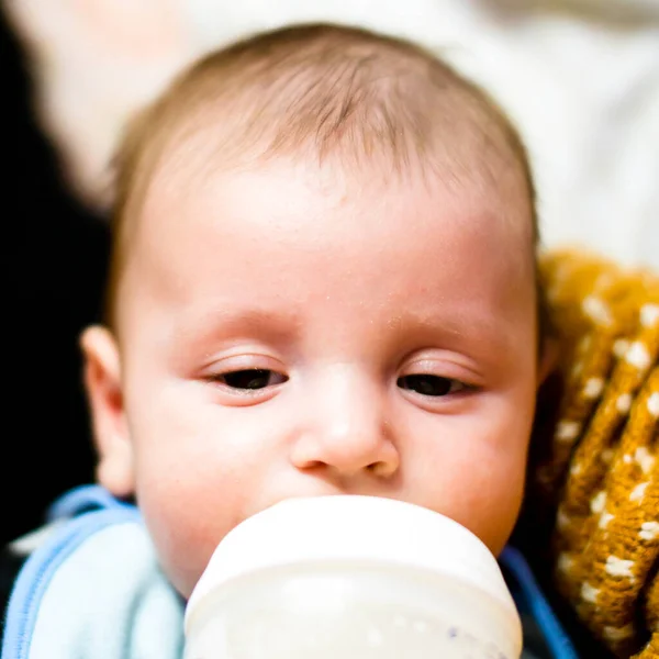 哺乳瓶は新生児を養う 妊娠中や健康的なライフスタイルのコンセプト — ストック写真