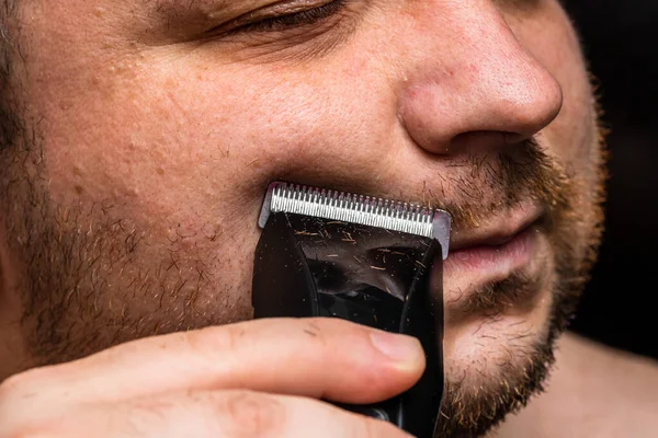 髭の剃りやトリミングをする男 — ストック写真
