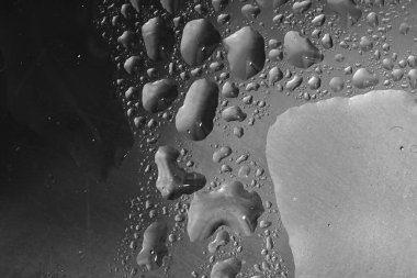 Renkli yüzeyde su damlaları olan soyut renkli arkaplan ya da arkaplan. Soyut arkaplan kavramı