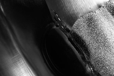 Su yüzeyinde yağ damlaları ve dalgaları olan soyut renkli arkaplan. Soyut arkaplan kavramı