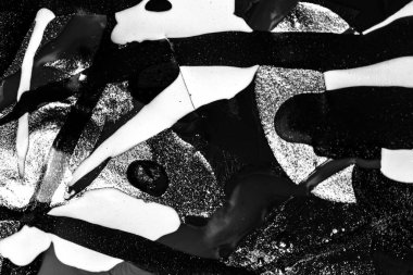 Su yüzeyinde yağ damlaları ve dalgaları olan soyut renkli arkaplan. Soyut arkaplan kavramı