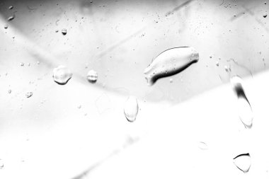 Su yüzeyinde yağ damlaları ve dalgaları olan soyut renkli arkaplan. Soyut arkaplan kavramı