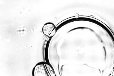 Su yüzeyinde yağ damlaları ve dalgaları olan soyut renkli arkaplan. Soyut arkaplan kavramı