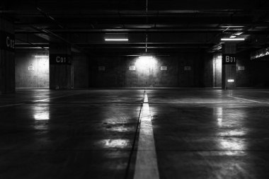 Yeraltı otoparkındaki boş otopark.