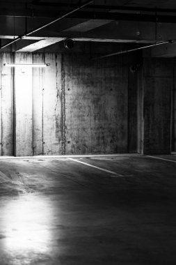 Yeraltı otoparkındaki boş otopark.