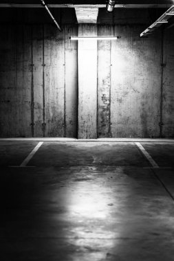 Yeraltı otoparkındaki boş otopark.