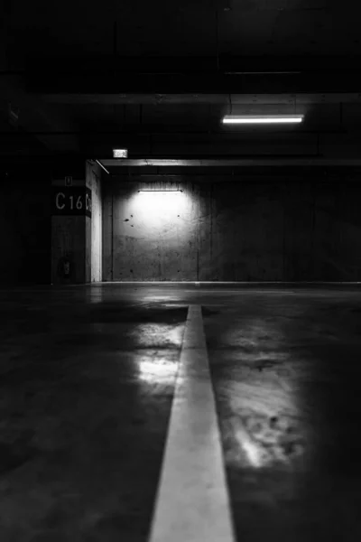 Parcheggio Vuoto Nel Garage Sotterraneo — Foto Stock