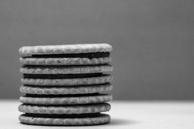 Çikolata kremalı yuvarlak bisküviler, çikolata dolu sandviç bisküvileri.