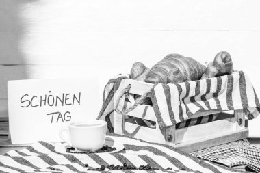 Lezzetli taze kruvasan. Fransız kruvasan kahvaltısı.