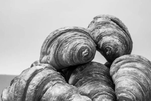 Lezzetli taze kruvasan. Fransız kruvasan kahvaltısı.