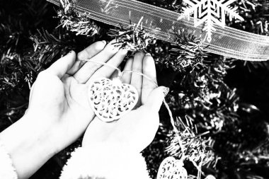 Noel süsleri ve bulanık ışıklar.