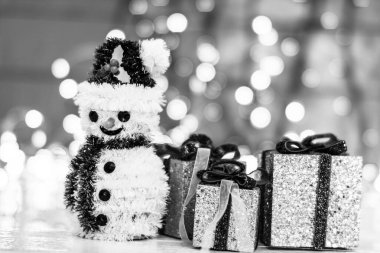 Noel süsleri ve bulanık ışıklar.