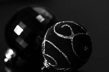 Noel süsleri ve bulanık ışıklar.