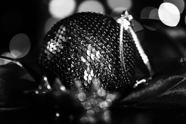 Noel süsleri ve bulanık ışıklar.