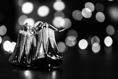 Noel süsleri ve bulanık ışıklar.