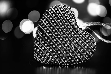 Noel süsleri ve bulanık ışıklar.