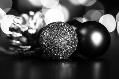 Noel süsleri ve bulanık ışıklar.