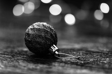 Noel süsleri ve bulanık ışıklar.