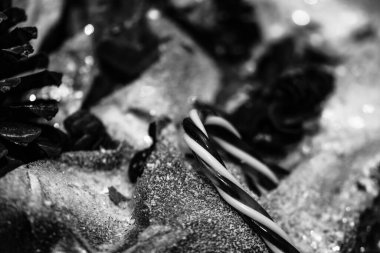 Noel süsleri ve bulanık ışıklar.