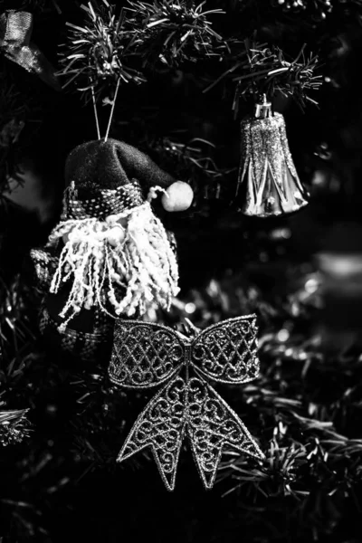 Geschmückter Weihnachtsschmuck Und Verschwommenes Licht — Stockfoto