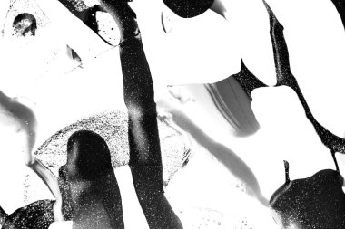 Su yüzeyinde yağ damlaları ve dalgaları olan soyut arkaplan