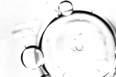 Su yüzeyinde yağ damlaları ve dalgaları olan soyut arkaplan