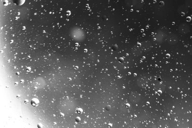 Su yüzeyinde yağ damlaları ve dalgaları olan soyut arkaplan