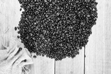 Sade kahve fincanı, kahve çekirdekleri. Kahvaltı kahve konsepti.