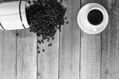 Sade kahve fincanı, kahve çekirdekleri. Kahvaltı kahve konsepti.