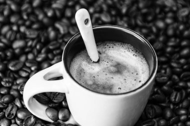 Sade kahve fincanı, kahve çekirdekleri. Kahvaltı kahve konsepti.