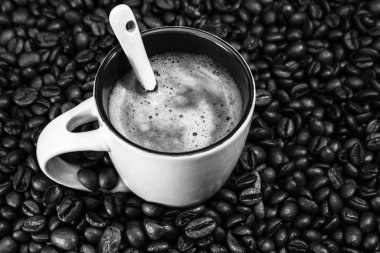 Sade kahve fincanı, kahve çekirdekleri. Kahvaltı kahve konsepti.