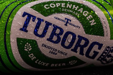Tuborg birasının üzerindeki su damlacıkları siyaha izole edilmiş. Bükreş, Romanya, 2020