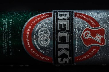 Beck 'in birasındaki su damlacıkları siyaha izole edilmiş. Bükreş, Romanya, 2020
