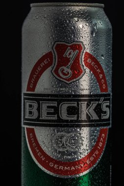 Beck 'in birasındaki su damlacıkları siyaha izole edilmiş. Bükreş, Romanya, 2020
