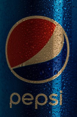 Siyah arka planda klasik Pepsi kutusu ayrıntıları. Stüdyo çekimi Bükreş, Romanya, 2021