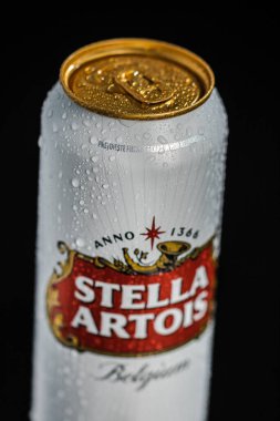 Stella Artois birasının üzerindeki su damlacıkları siyaha izole edilmiş. Bükreş, Romanya, 2020