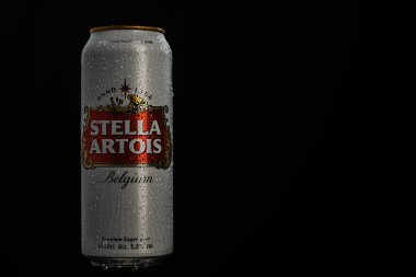 Stella Artois birasının üzerindeki su damlacıkları siyaha izole edilmiş. Bükreş, Romanya, 2020
