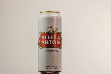 Harika Belçika birası, Stella Artois. Belçika birası birası kutusu. Romanya, Bükreş 'te stüdyo fotoğraf çekimi, 2020