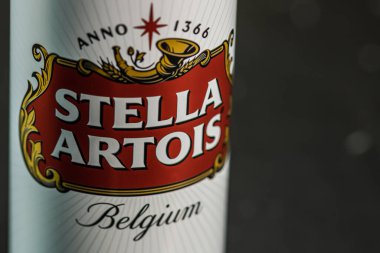 Harika Belçika birası, Stella Artois. Belçika birası birası kutusu. Romanya, Bükreş 'te stüdyo fotoğraf çekimi, 2020