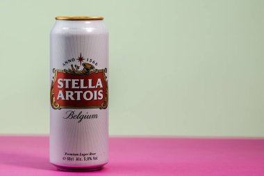 Harika Belçika birası, Stella Artois. Belçika birası birası kutusu. Romanya, Bükreş 'te stüdyo fotoğraf çekimi, 2020