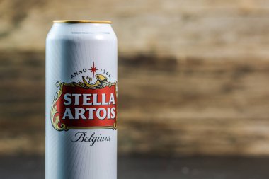 Harika Belçika birası, Stella Artois. Belçika birası birası kutusu. Romanya, Bükreş 'te stüdyo fotoğraf çekimi, 2020